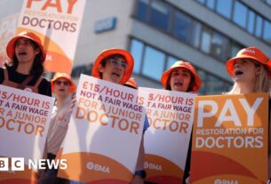 Médicos residentes votam para atacar em disputa salarial de longa duração
