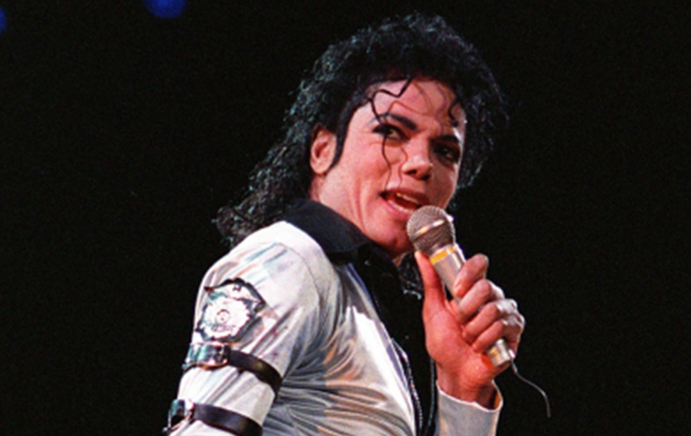 Meia de Michael Jackson é leiloada por quase R$ 40 mil