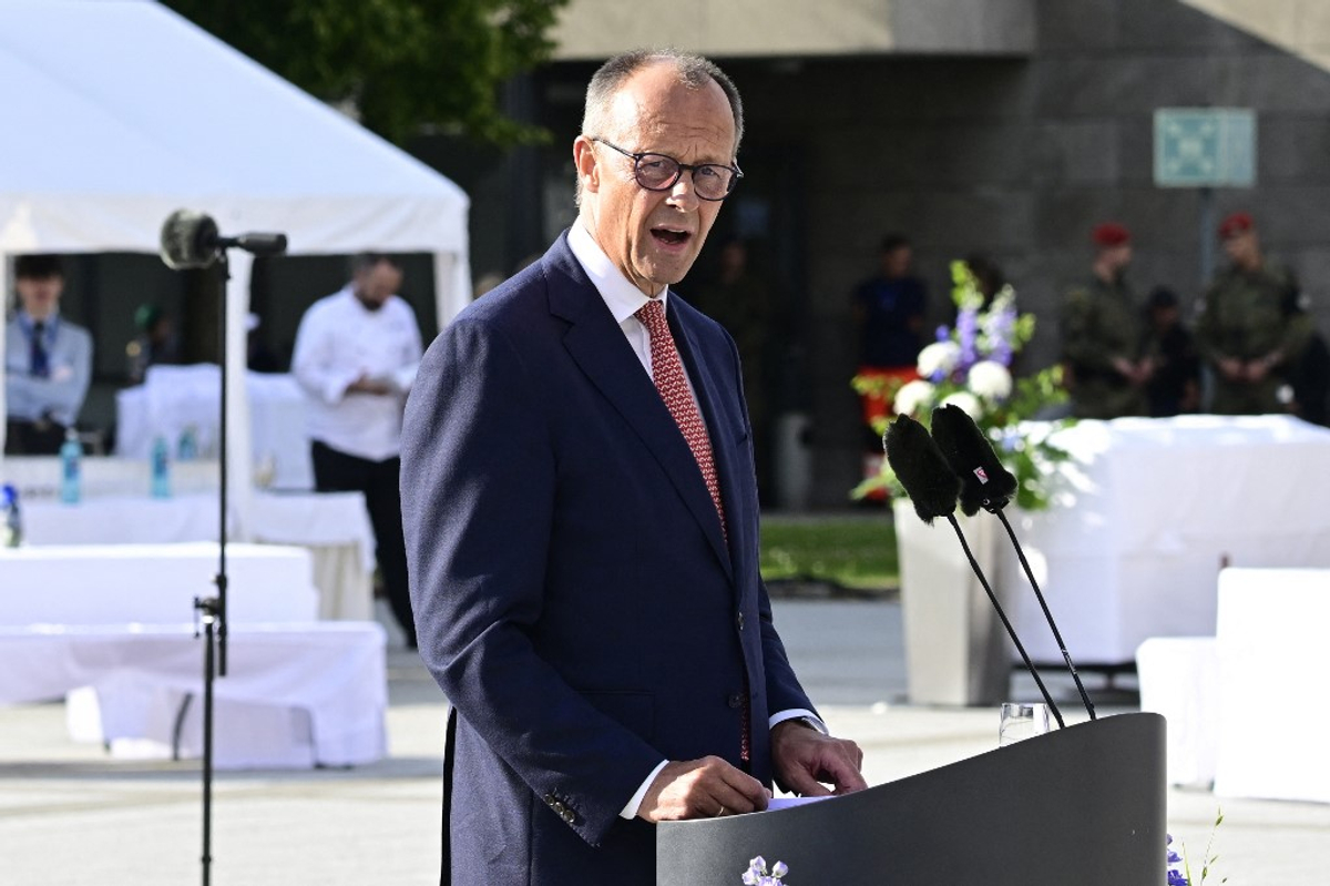 Merz pede a Trump a "ficar com nós europeus nos EUA na Ucrânia