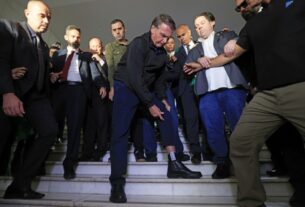 Mesa quebrada e tumulto marcam saída de Bolsonaro da Câmara