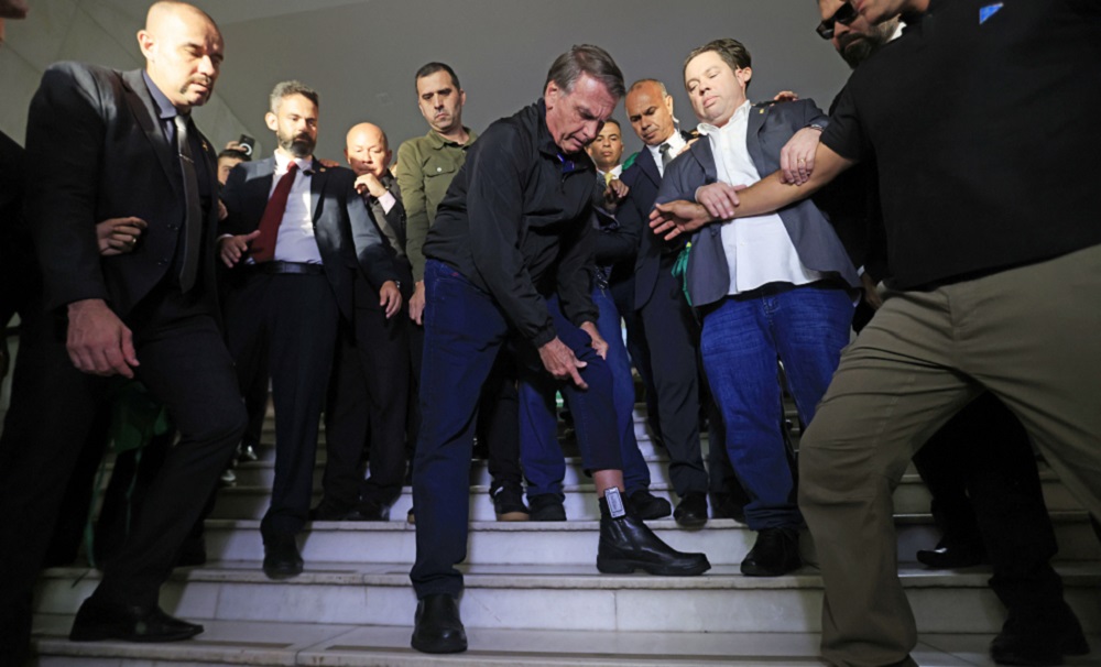 Mesa quebrada e tumulto marcam saída de Bolsonaro da Câmara