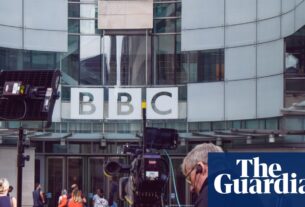 Milhares de empregos na BBC em risco, pois a emissora considera a principal unidade de terceirização | BBC