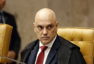 Moraes determina bloqueio de bens e contas de Eduardo Bolsonaro