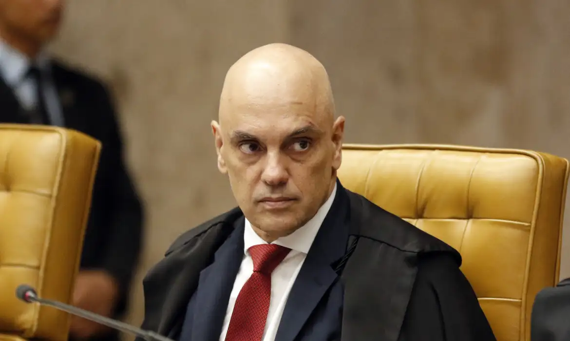 Moraes determina bloqueio de bens e contas de Eduardo Bolsonaro