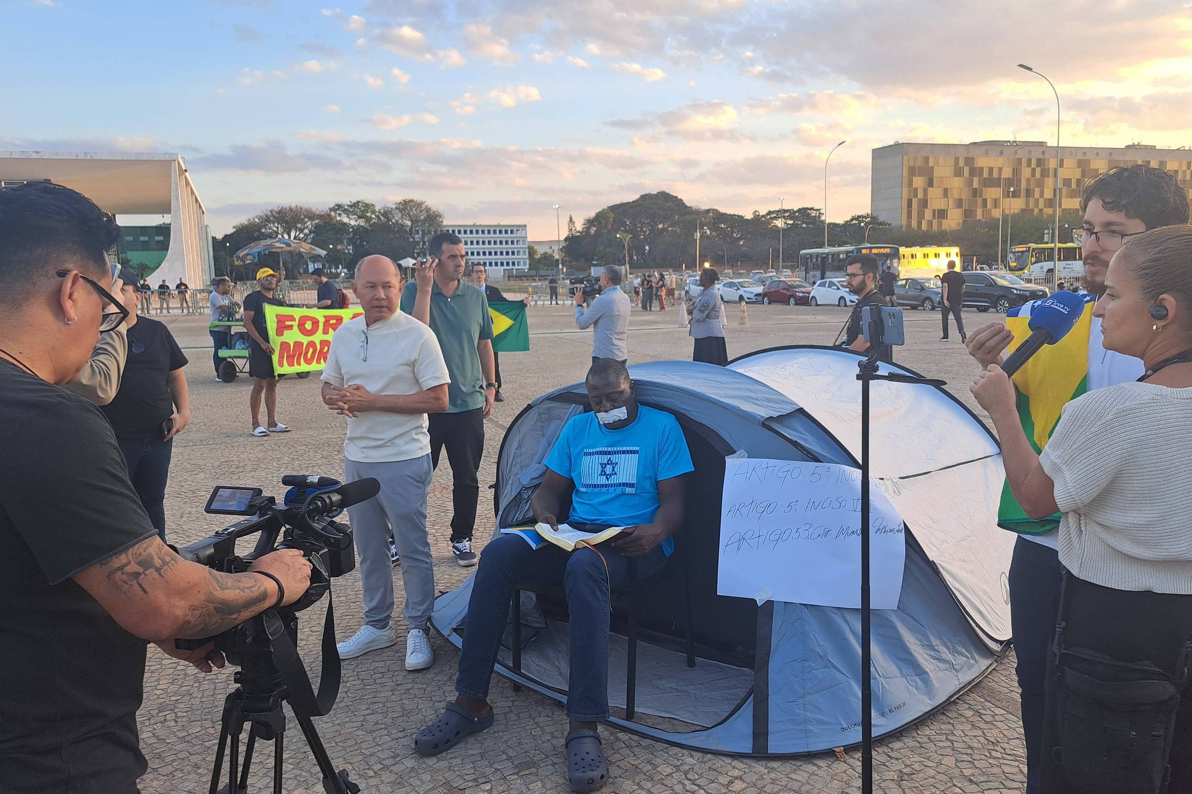 Moraes ordena remoção de deputados acampados - 26/07/2025 - Poder