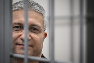 Moscou prisões ex-ministro da Defesa de Deputado por acusações de corrupção