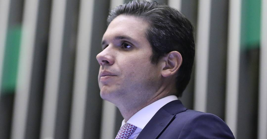 Motta proíbe reuniões de comissões e trava ação bolsonarista na Câmara