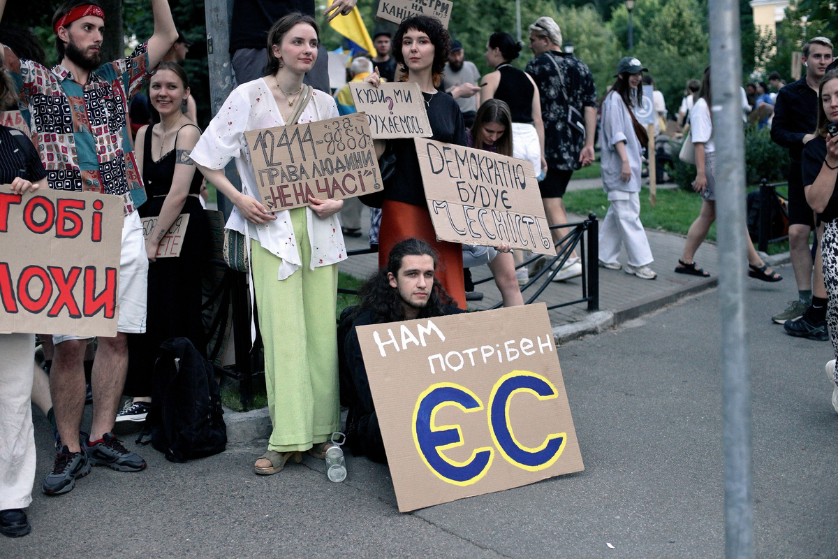 Muitos jovens vistam em comícios de protesto na Ucrânia - por que não estão na frente?