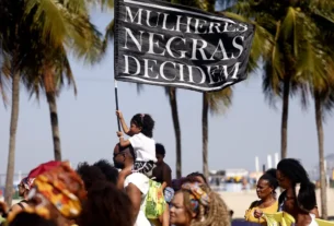Mulheres negras promovem ato político por justiça social em Copacabana