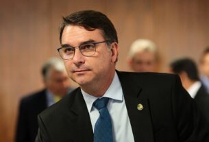 Na Europa, Flávio Bolsonaro volta a criticar operação da PF contra o pai