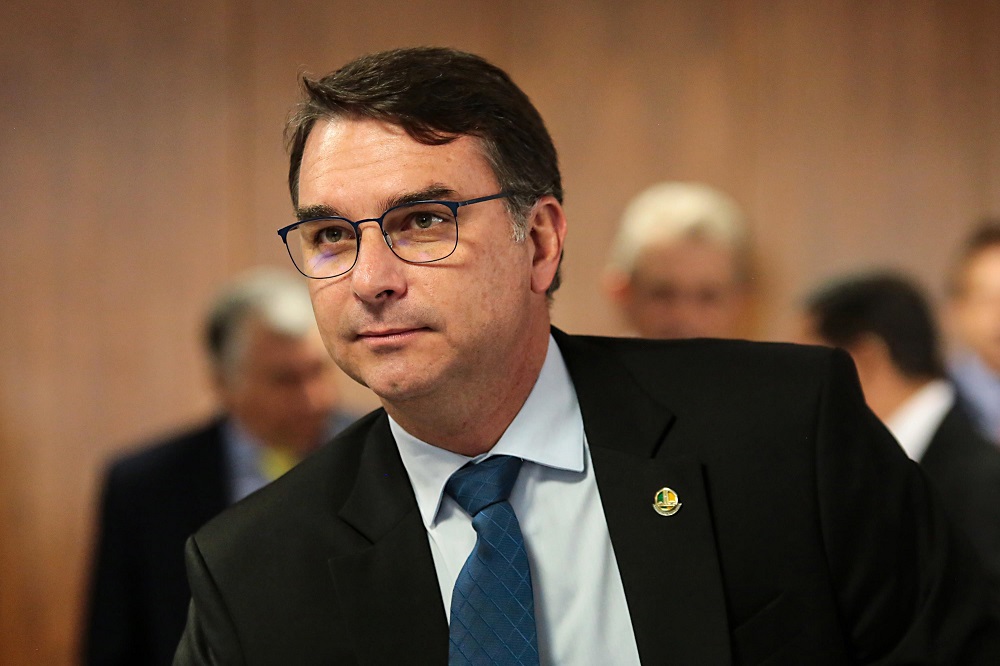 Na Europa, Flávio Bolsonaro volta a criticar operação da PF contra o pai