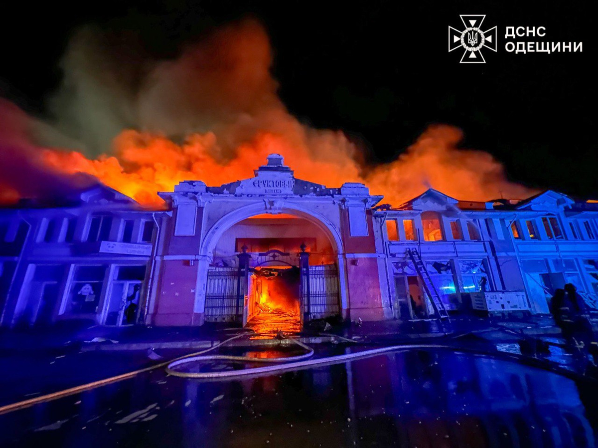 O ataque de drones russo danifica o centro histórico de Odesa, incendeza o mercado icônico