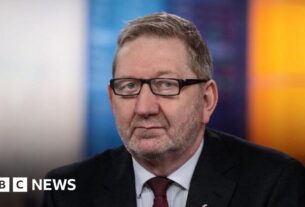 O chefe da União, Len McCluskey, levou vôos particulares de jato organizado pela empresa de construção, o relatório encontra