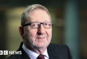 O ex-chefe da União Len McCluskey levou vôos particulares de jato organizados pela empresa de construção, o relatório encontra