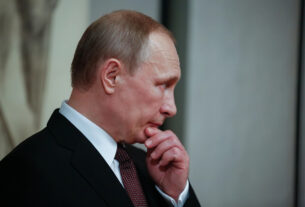 O regime de Putin está se comendo vivo