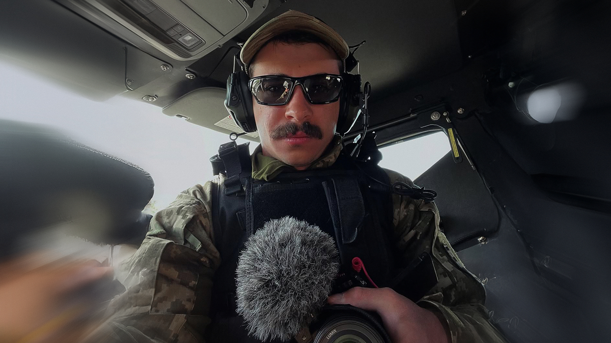 O videógrafo do Kyiv Post perde o braço direito em combate, enfrenta -o com força, humor, otimismo
