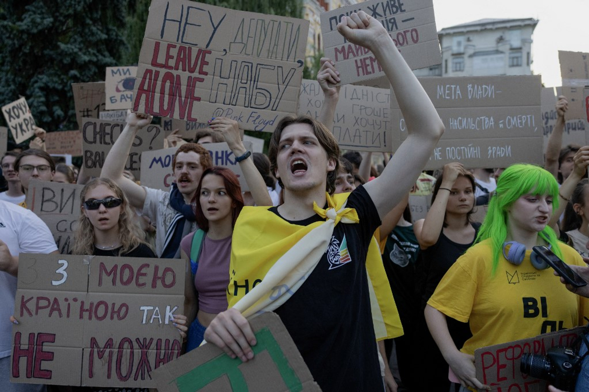 Opinião: Ucranianos protestos, Zelensky escuta