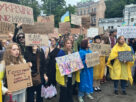 Os manifestantes de Kyiv desafiam a chuva para continuar a manifestação contra a reversão anticorrupção de Zelensky
