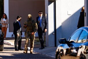PF conclui perícia em pen drive encontrado no banheiro de Bolsonaro