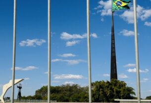 Segundo a Polícia Militar, a interdição da praça permanece por tempo indeterminado, e todas as atividades turísticas na região estão suspensas até nova orientação.
