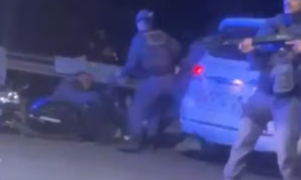 PMs são flagrados agredindo motoboy na Zona Leste de São Paulo
