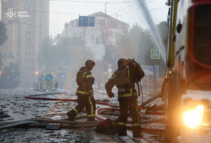 Pelo menos 2 mortos, a cidade envolveu a fumaça quando a Rússia libera Kiev em ataque de dez horas