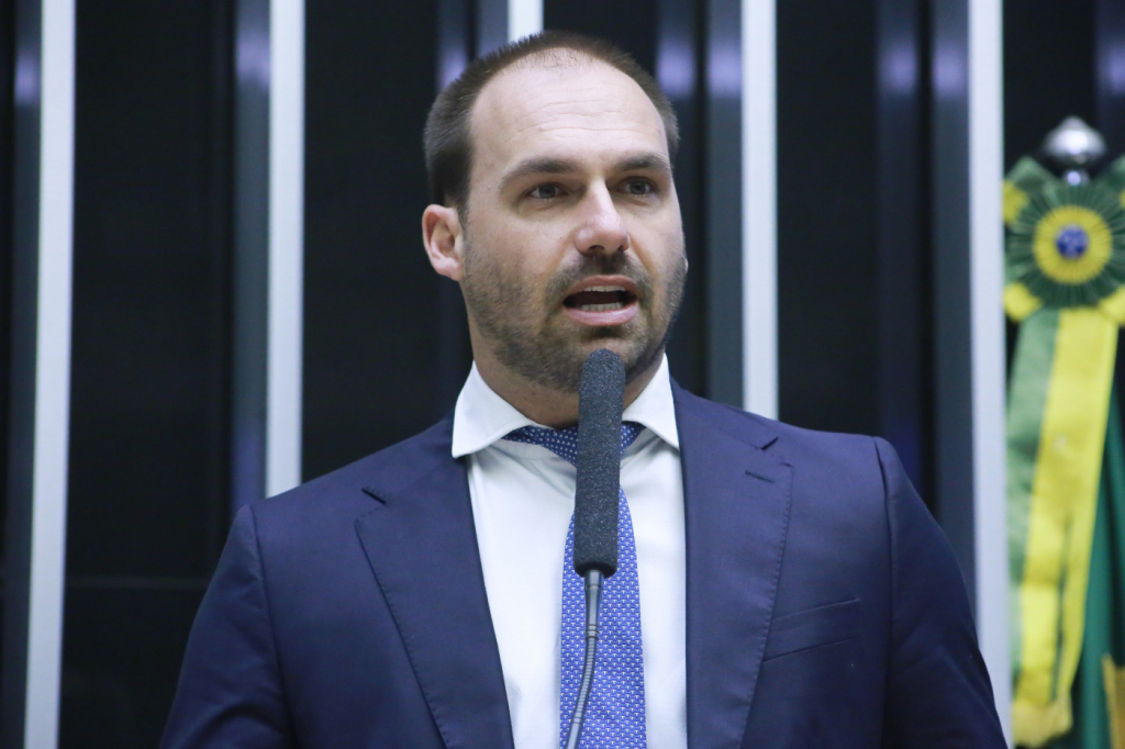 Plano de Eduardo Bolsonaro em esperar perda de mandato por falta serve para seguir elegível