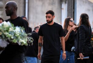 Portugueses do Manchester United prestam homenagem a Diogo Jota e seu irmão em Anfield