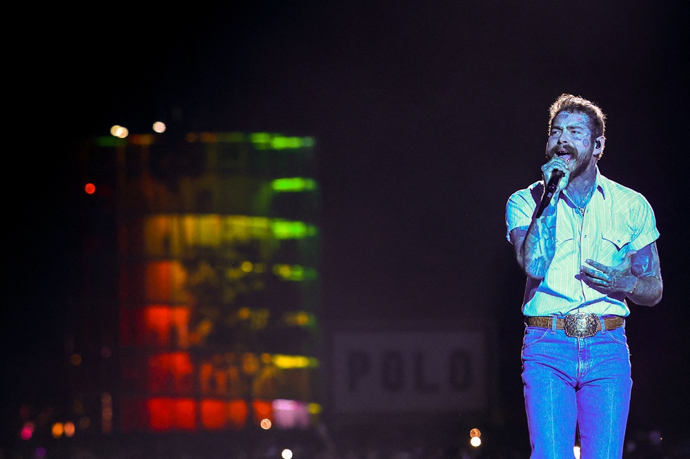 Post Malone cai do palco em show nos EUA