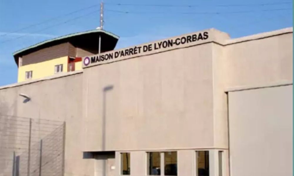 Preso foge de prisão na França escondido em bolsa de roupa suja