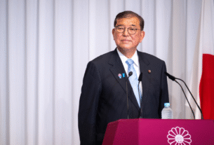 Primeiro-ministro do Japão, Shigeru Ishiba, promete permanecer no cargo apesar de derrota eleitoral