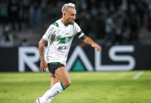 Rafinha chora ao falar sobre aposentadoria: ‘Hoje anuncio oficialmente o fim da minha carreira’