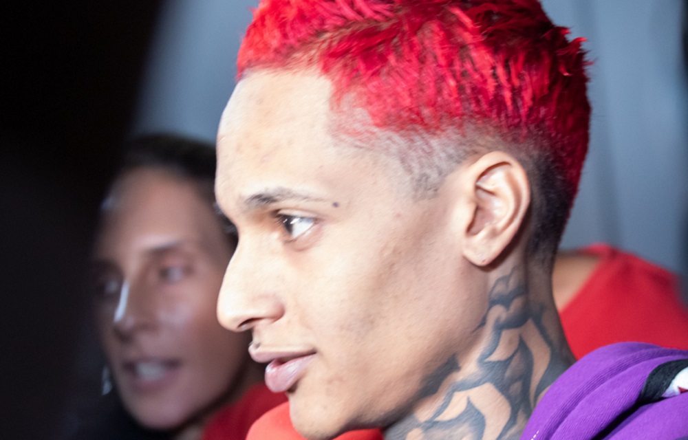Rapper Oruam se entrega à polícia no Rio de Janeiro