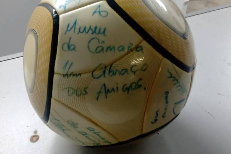 STF condena réu que levou bola assinada por Neymar no 8/1 - 01/07/2025 - Poder