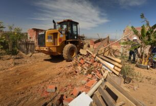 Sem aviso, Governo do DF derruba mais de 60 moradias no Sol Nascente