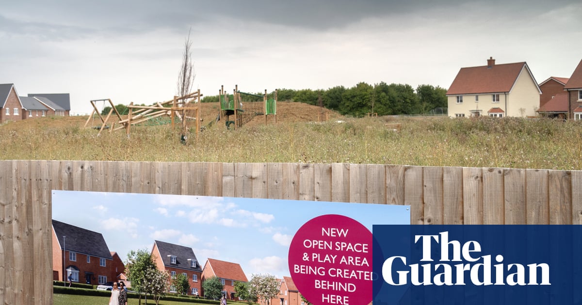 'Sem lojas, sem escolas': casas na Inglaterra construídas sem comodidades básicas | Política de planejamento