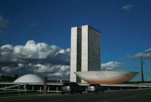 Senadores pedem a Lula veto a aumento de deputados