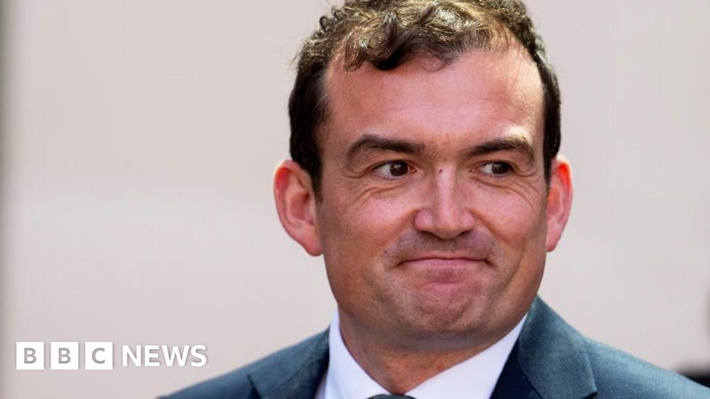 Suffolk MP enfrentando cobranças de agressão sexual dada a data do julgamento