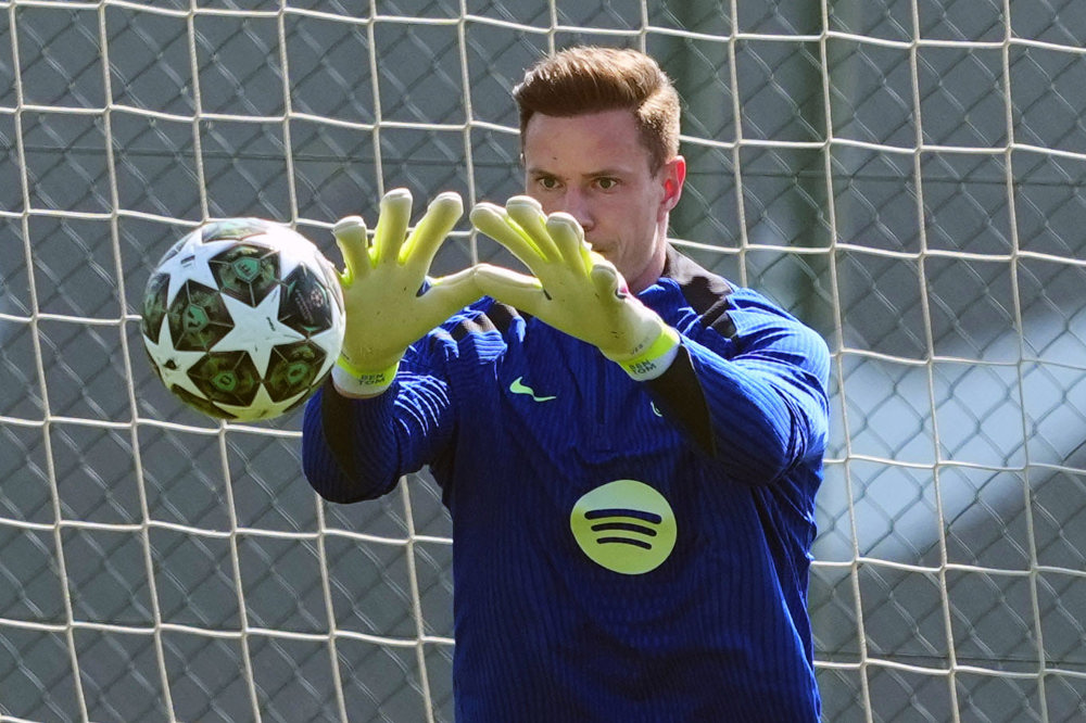 Ter Stegen é submetido à cirurgia, mas tempo de recuperação gera polêmica no Barcelona