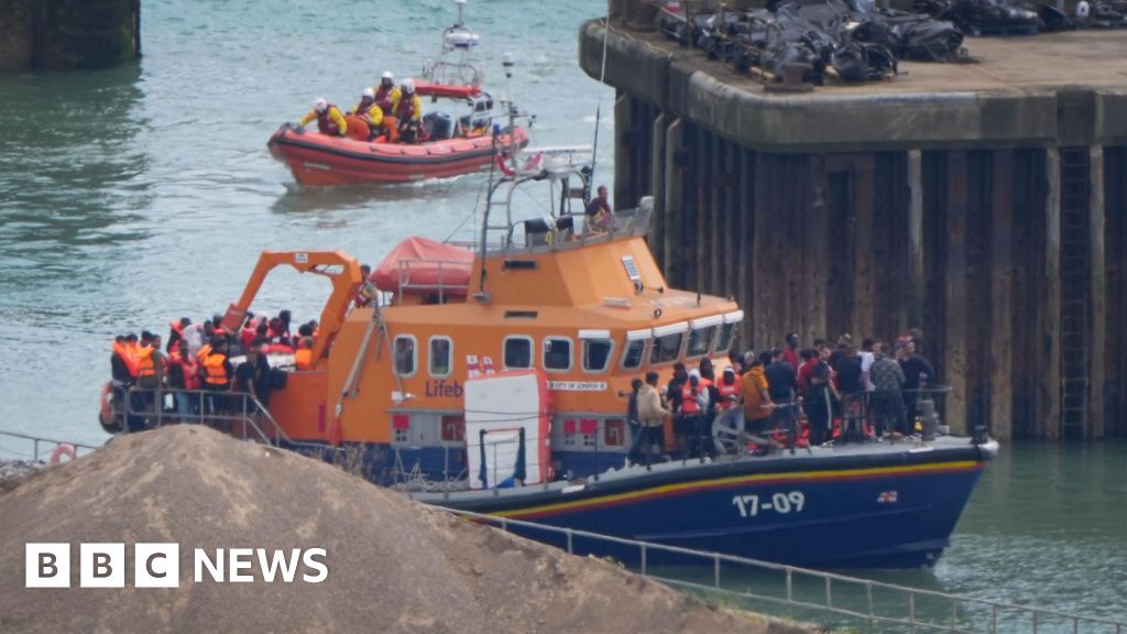 Total de migrantes do canal de inglês acerta 25.000 em julho