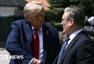 Trump encolhe os ombros dando discurso no parlamento do Reino Unido durante a visita de estado
