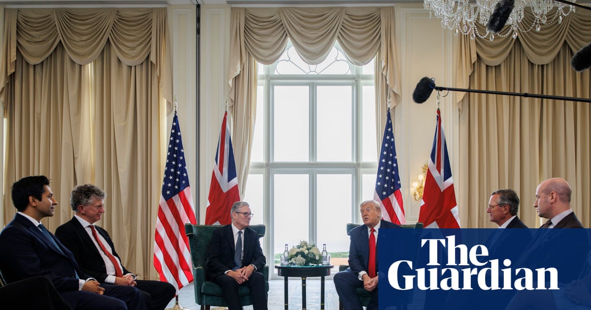 Trump usa conferência de imprensa com Starmer para aumentar seu negócio de golfe | Donald Trump