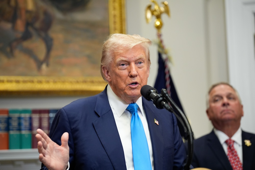Trump volta a dizer que não deixará ninguém atacar o dólar ‘como o Brics faz’