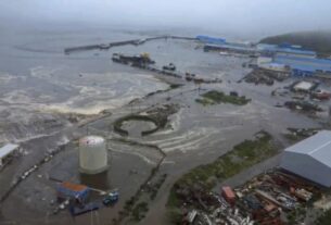 Tsunami na Rússia deixa edifícios submersos