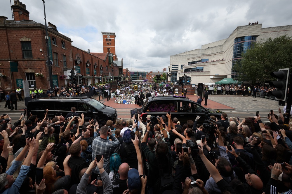 Último adeus a Ozzy Osbourne leva milhares fãs às ruas em Birmingham