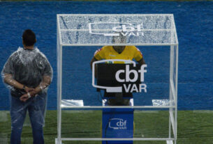 VAR pode ganhar novos poderes para escanteios, cartões e pênaltis antes da Copa de 2026