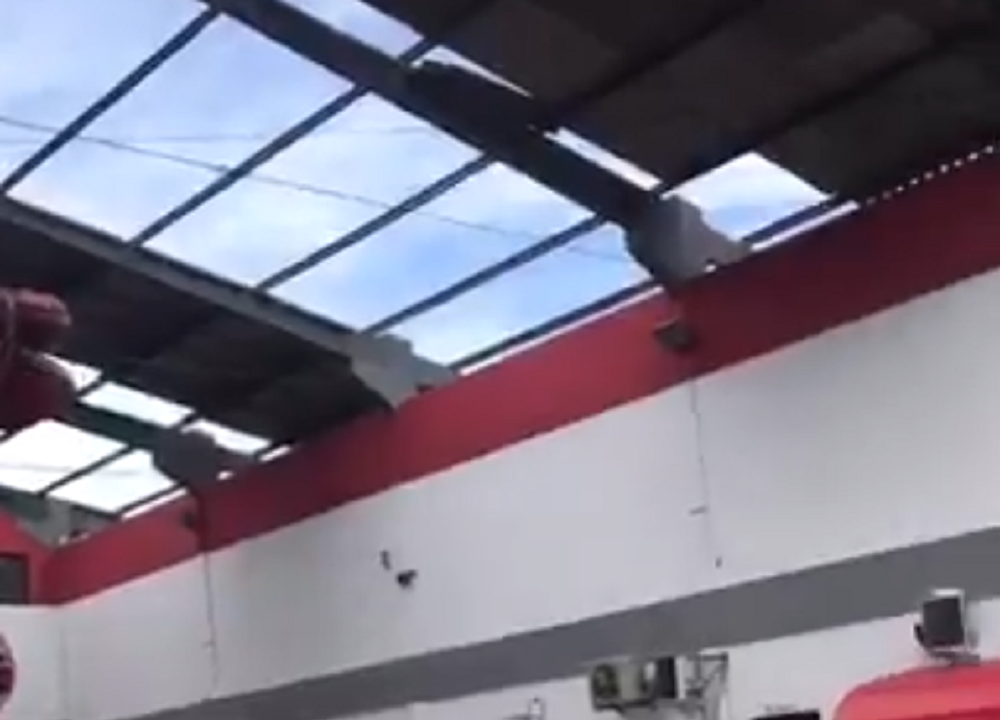 Ventania em São Paulo destelha casas, deixa imóveis sem luz e gera ondas de 3 metros no litoral