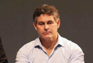 Vice do Corinthians admite falta de verba para reforços: ‘Tem planejamento, mas e o dinheiro?’