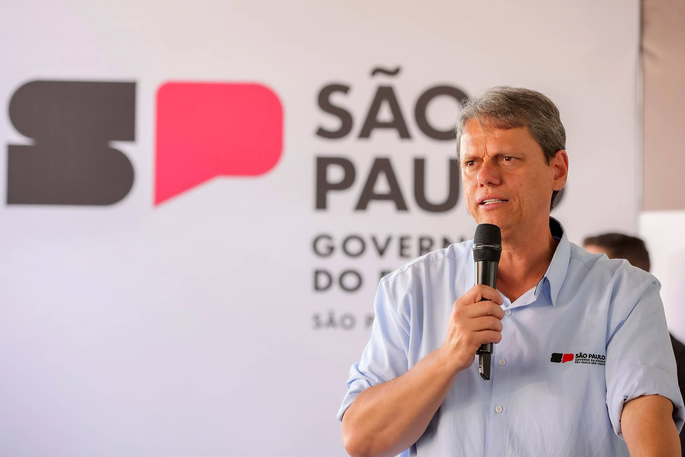 Vídeo: Tarcísio vê tarifaço como 'algo complicado' ao país - 12/07/2025 - Poder
