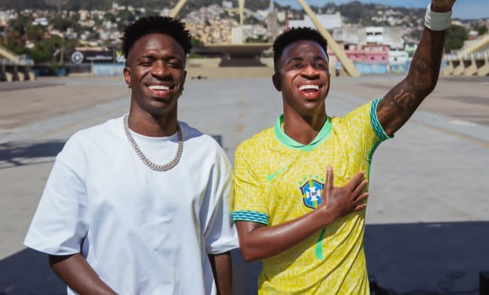 Vinícius Júnior ganha estátua de cera e se impressiona com semelhança
